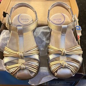 New in box never worn closed toe girls leather sandals 10.5 M Stride Rite